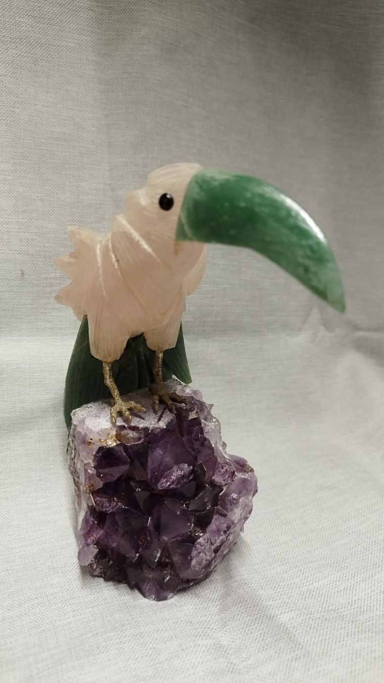 Minerali & Pietre curative: Toucan /Quartz Rose &  Jade – Usato da Yvonand venduto da Arnaud_Gifts 1