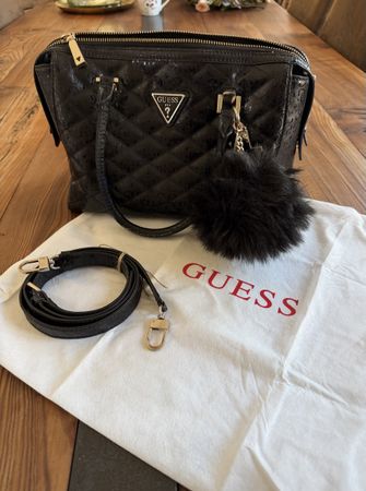 Guess Handtasche schwarz mit Anhänger gebraucht