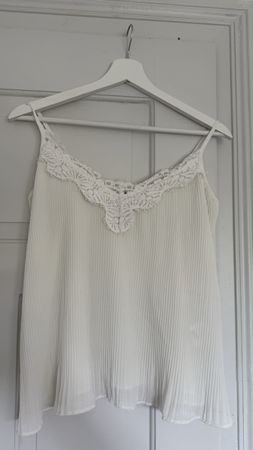 Damen Top weiss plissiert mit Spitze Grösse S