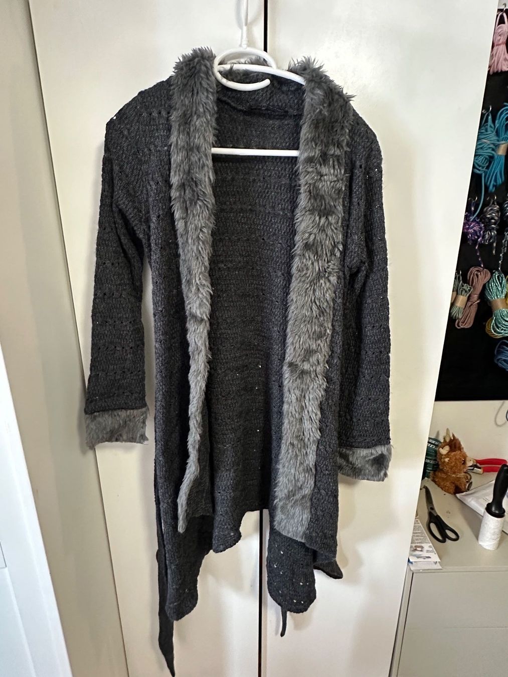 Jacken: Strickjacke mit Kunstfell – Gebraucht aus Schaan von Hermine2018