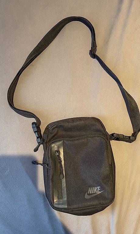 Taschen: Nike Tech Bauchtasche/Umhängetasche – Gebraucht aus Watt von PierroA4