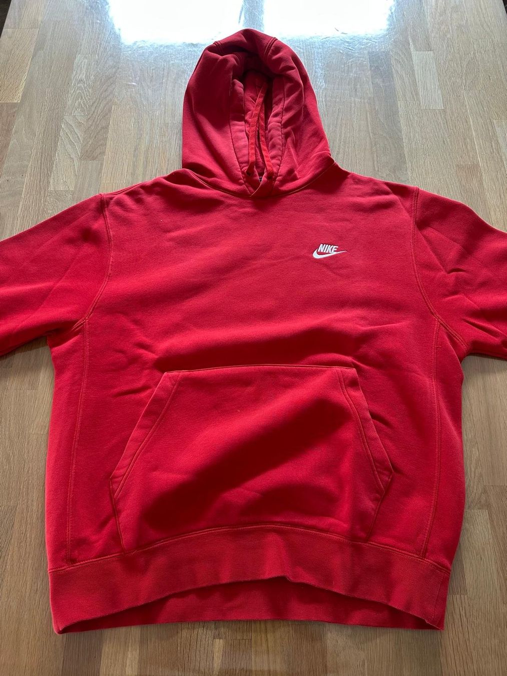Nike Pulls & Sweat-shirts: Nike Rouge, sweat à capuche, Taille M – D'occasion à Vétroz par enz_gr95