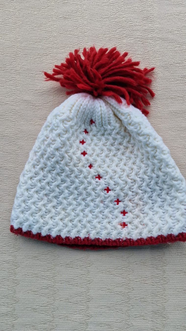 Copricapi, berretti & cappellini: Weiss-Rote Beanie mit Bommel Warm, sportlich & winterready – Usato da Zumikon venduto da pat_m55d 3