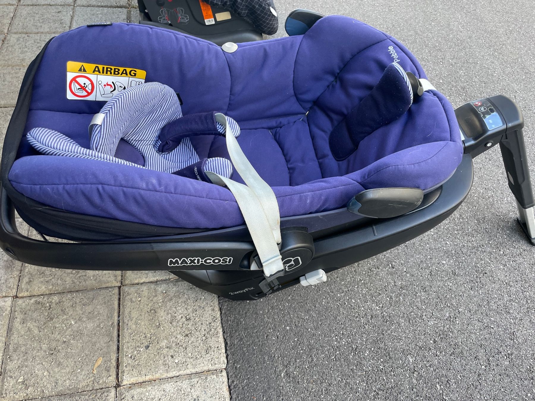 Maxi-Cosi Seggiolini per auto: Maxi-Cosi Pebble Kindersitz mit 2WayFix Basis blau – Usato da Ebikon venduto da Agnes62 2