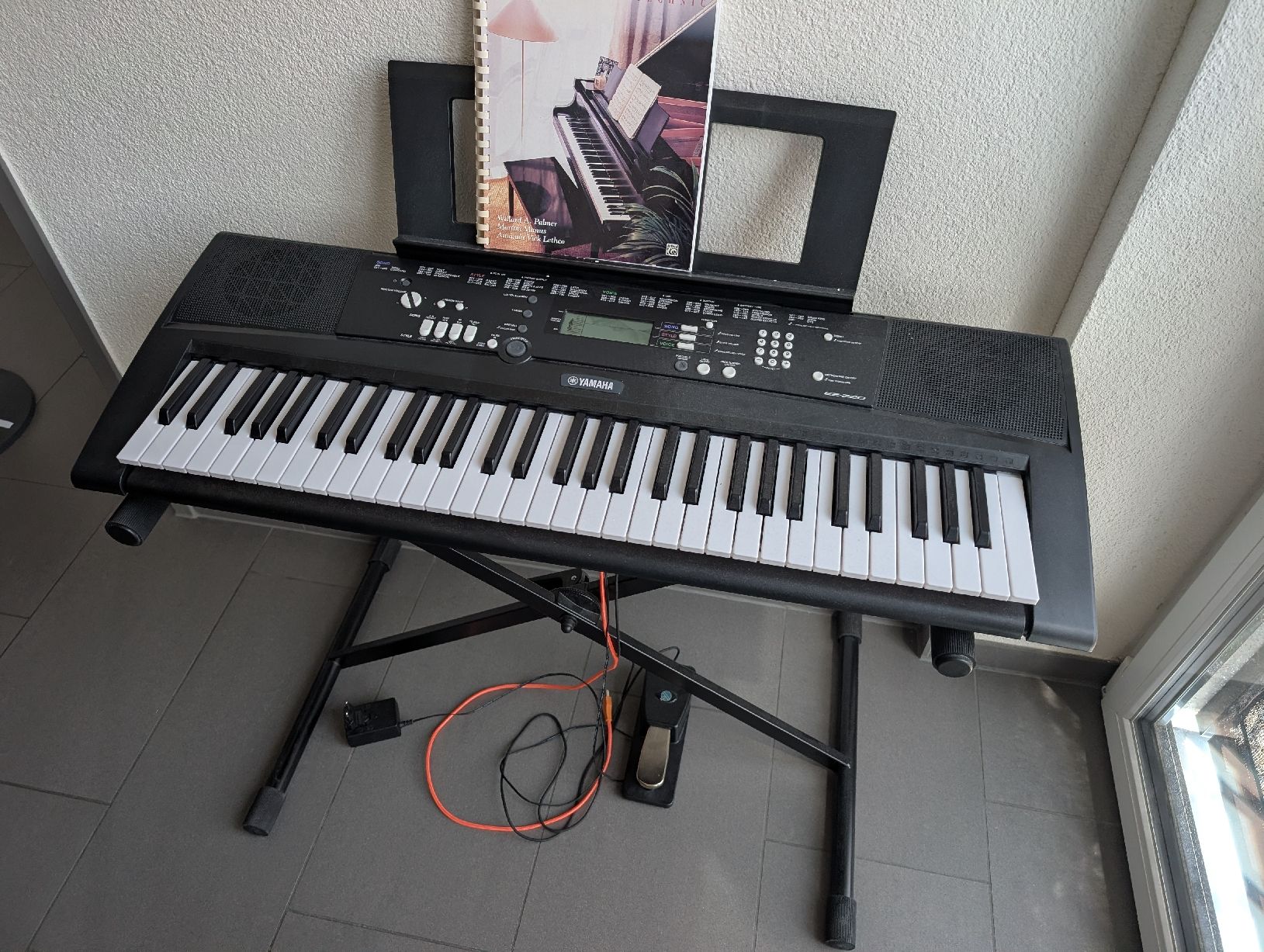 Yamaha Strumenti musicali: Yamaha EZ-220 Keyboard with Stand – Usato da Schlieren venduto da ian_gdp8 3