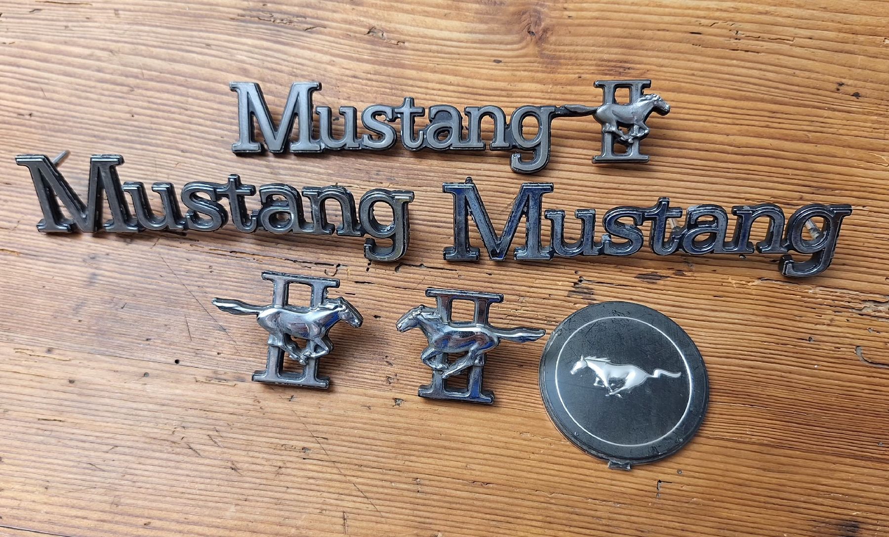 Ford Tutti pezzi di ricambio auto: Ford Mustang II Embleme – Usato da Triesen venduto da BLACKSHEEP75