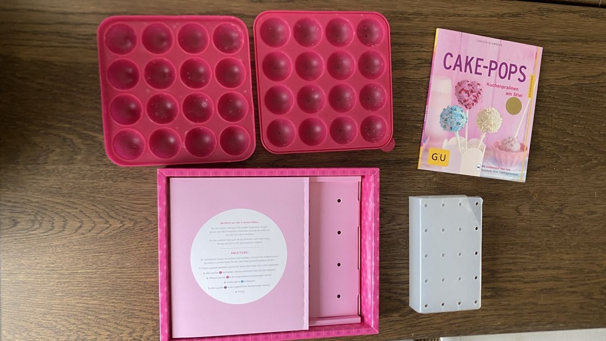 Teglie da forno: GU Cake Pop Set mit Backform Rezeptbuch Halterung Backen – Usato da Hochwald venduto da _biene_ 6