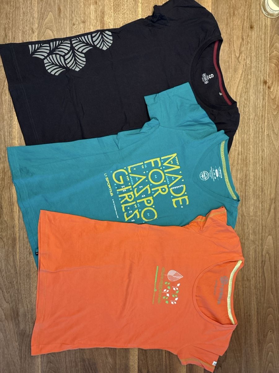 T-shirt: 3 T-Shirt Sport Grösse S – Usato da Weesen venduto da D0101D