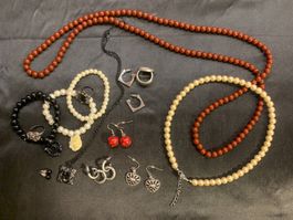 Set mit Fantasieschmuck, Perlenketten, Ringen und Ohrringen