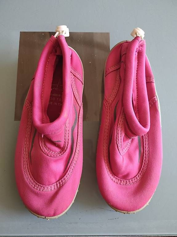 Scarpe per ragazze: Chaussons enfants pour la plage – Usato da Bière venduto da bla_b9zg 2
