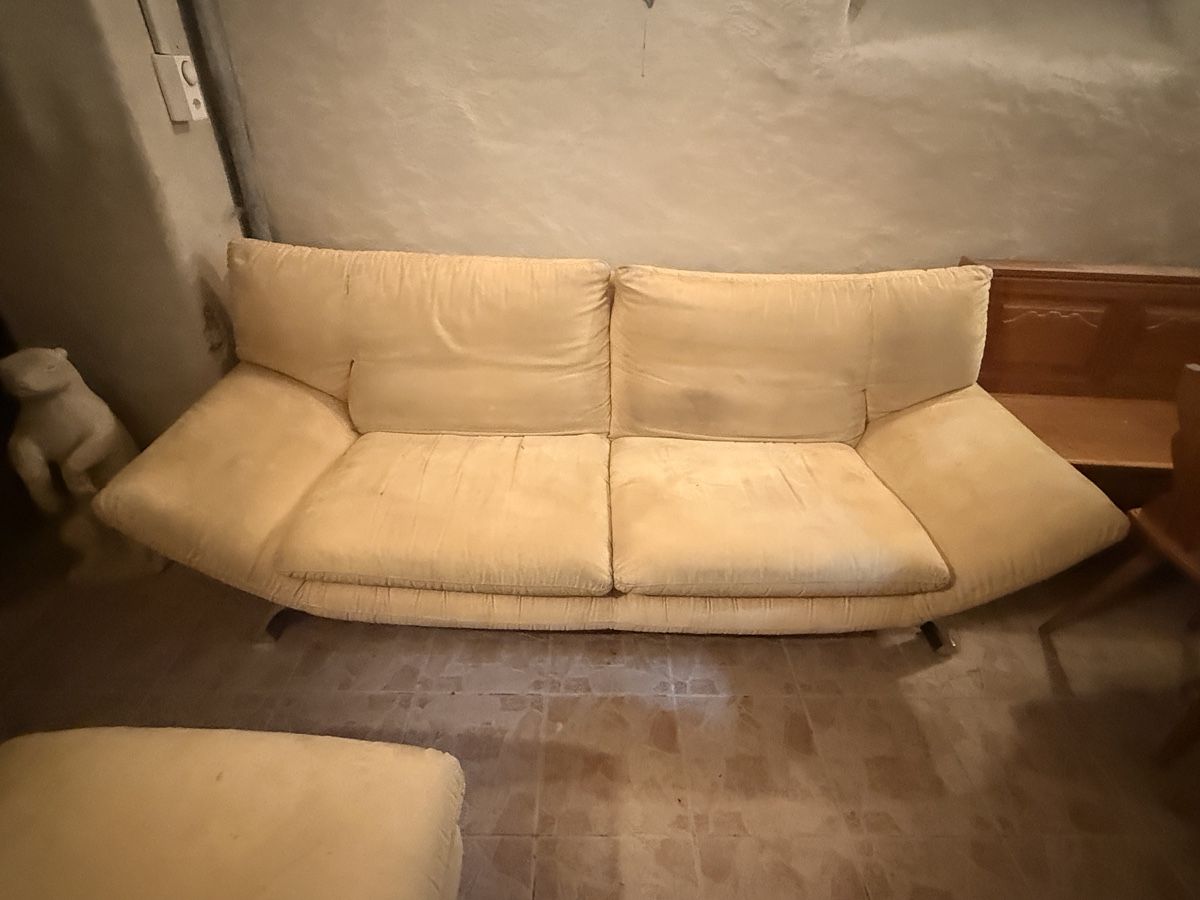 Divani: Hellgelbe Wildleder-Sofagarnitur – 2 Sofas und Hocker – Usato da Binningen venduto da Binninger