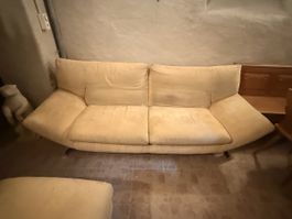 Hellgelbe Wildleder-Sofagarnitur – 2 Sofas und Hocker