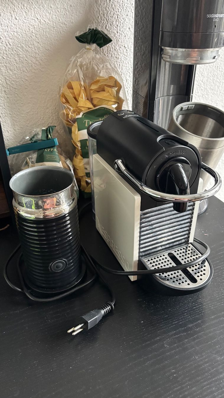 Nespresso Macchine per caffè & Macchine per espresso: Nespresso Kaffeemaschine mit Milchaufschäumer – Usato da Zürich venduto da ManuTaeuber