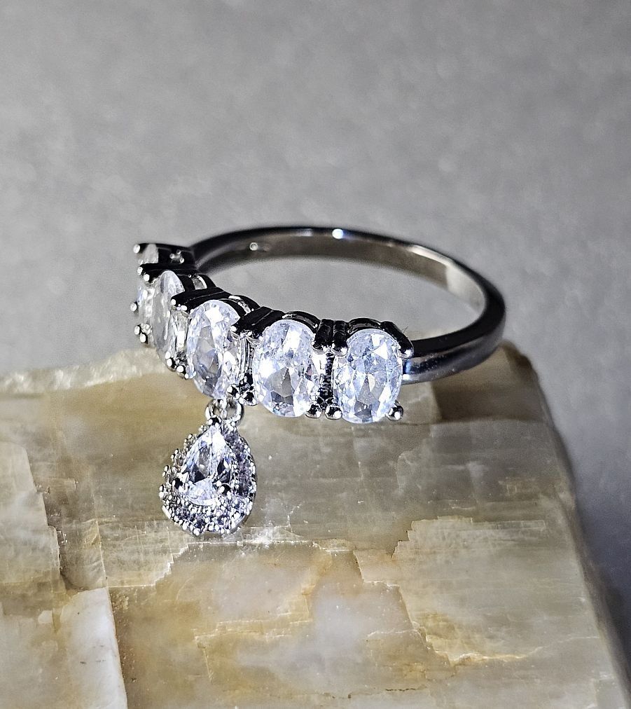 Bagues: Wunderschöner Ring mit Zirkonia, 925 versilbert, Gr. 8 – Neuf (Voir description) à Grenchen par maretop 1