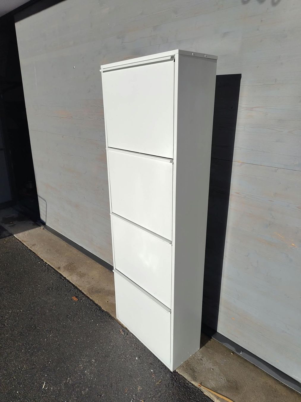 Schränke: Schuhschrank weiss mit vier Kippfächern gebraucht – Gebraucht aus Bülach von Gilgenm
