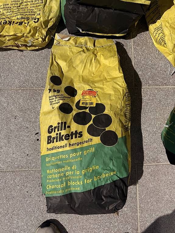 Griglie: Grill-Briketts 460KG (66 Säcke) – Usato da Oberbuchsiten venduto da DoppioEspresso 2