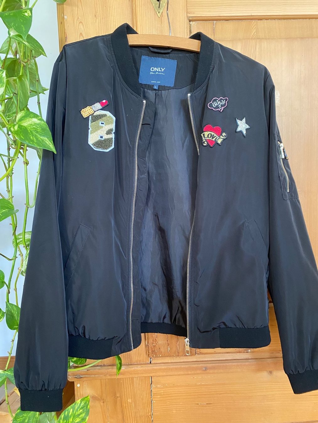 Only Giacche: Blouson Schwarz mit Stickern – Usato da Riedholz venduto da emm_22qn