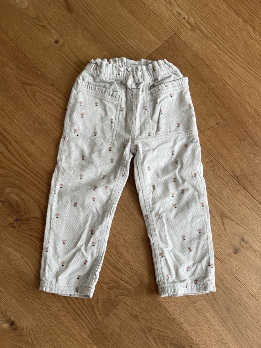Lotti & Set di vestiti: Mädchen Hosen Set Grösse 98 – Usato da Pfäffikon SZ venduto da sus_59k8 4