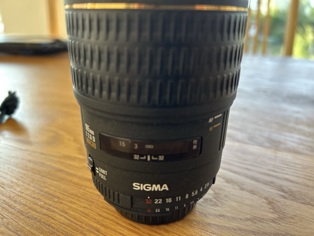 Sigma Obiettivi: Sigma 105mm 1:2.8 D EX Macro Objektiv – Usato da Henggart venduto da Piazzolla 1
