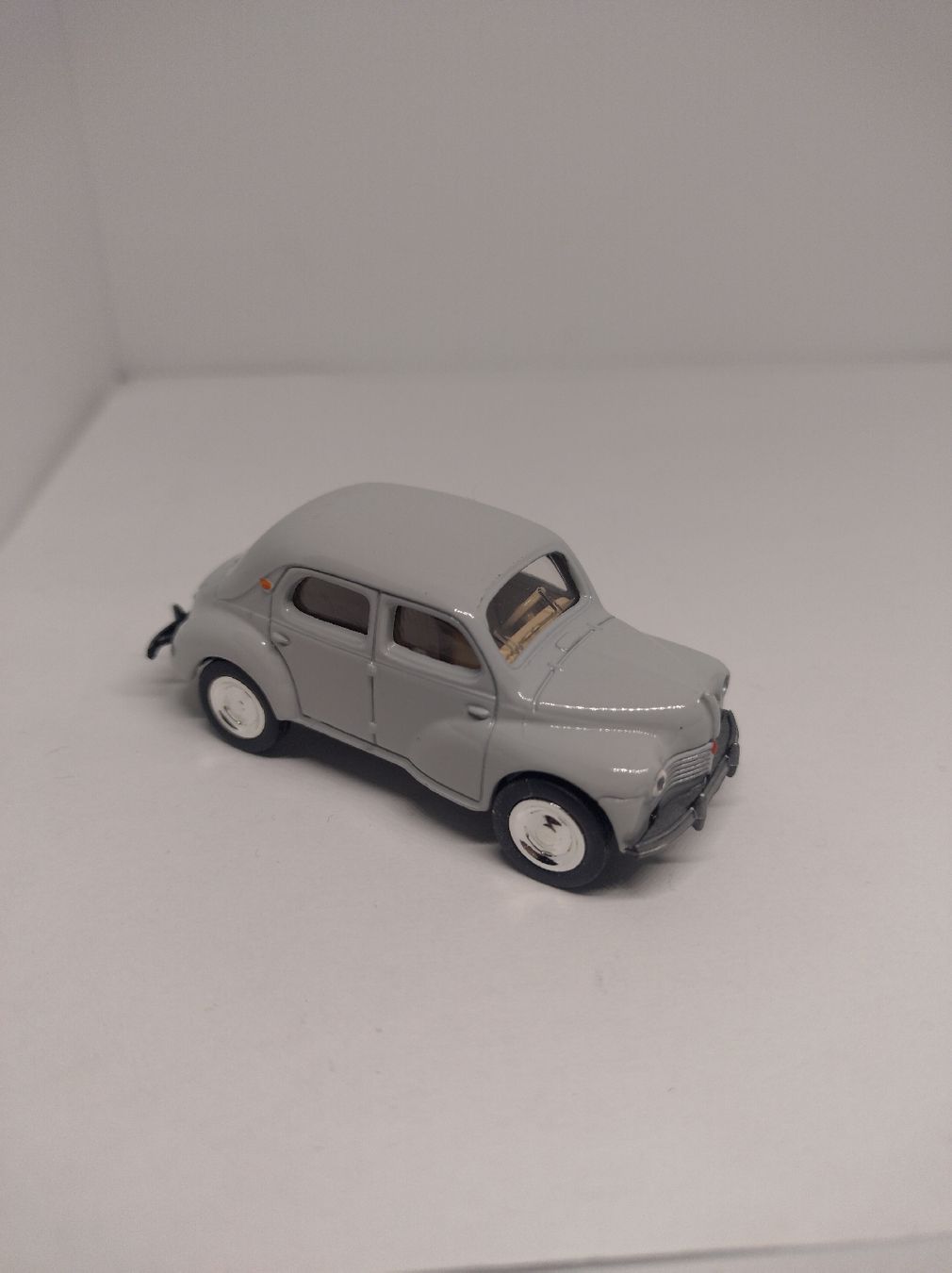 Norev Modellini d'auto: Norev Renault 4CV, gris, échelle 1/64 – Nuovo e nell'imballaggio originale da La Chaux-de-Fonds venduto da Pierrot8404 2