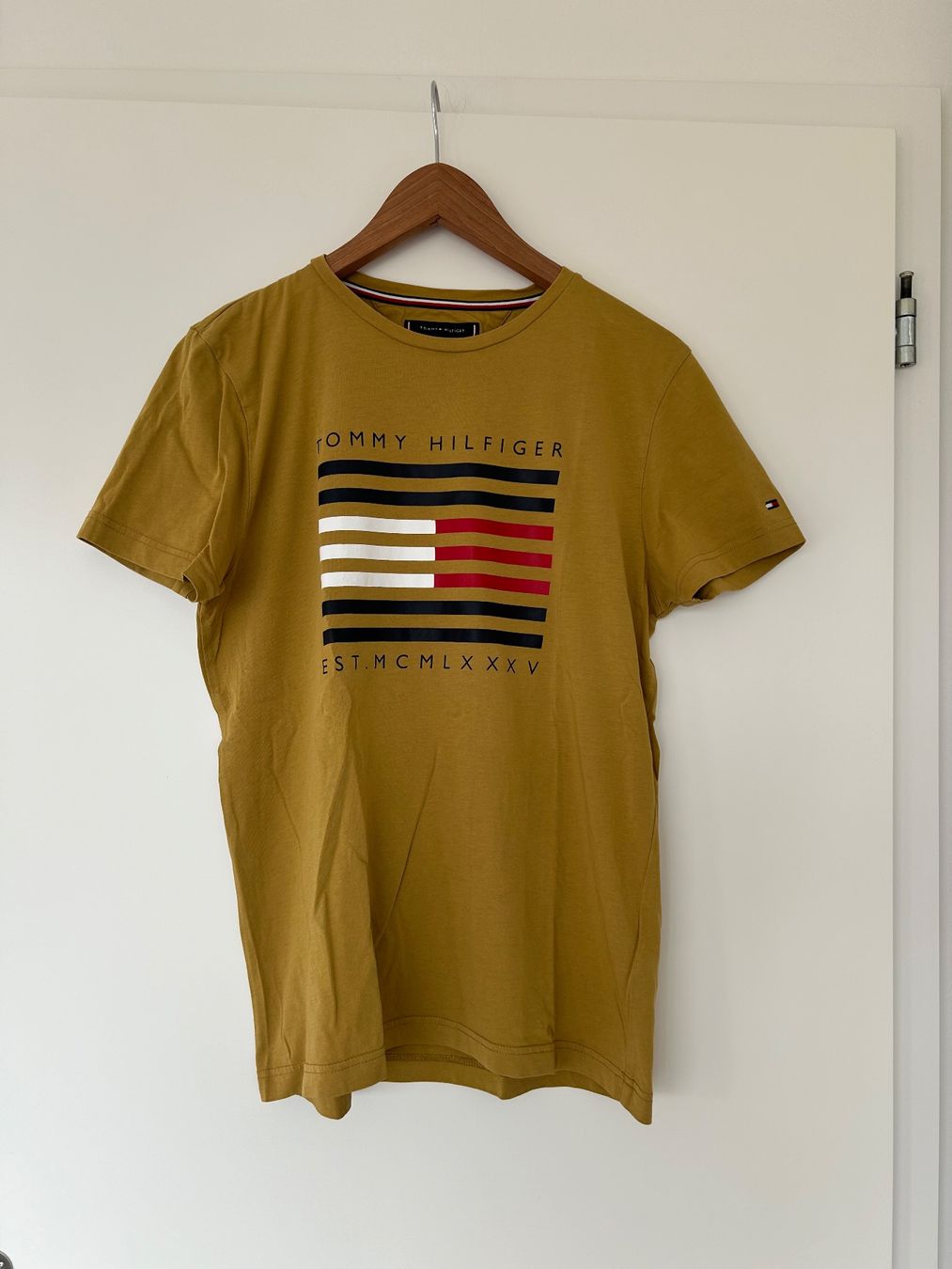 Tommy Hilfiger T-shirt: Tommy Hilfiger T-shirt – Nuovo (secondo la descrizione) da Erlenbach ZH venduto da Syssi_C