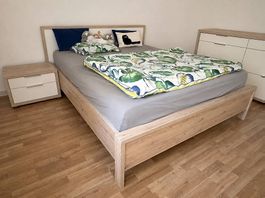 Schlafzimmer (gepflegtes Bett, Nachttisch, Kommode)