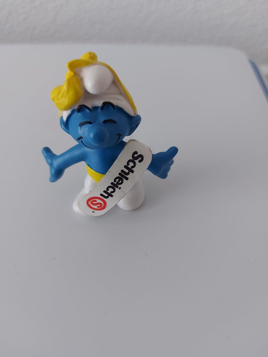 Schleich Statuette: Schlumpf mit gelber Schleife – Nuovo e nell'imballaggio originale da Rothrist venduto da Stranglehold