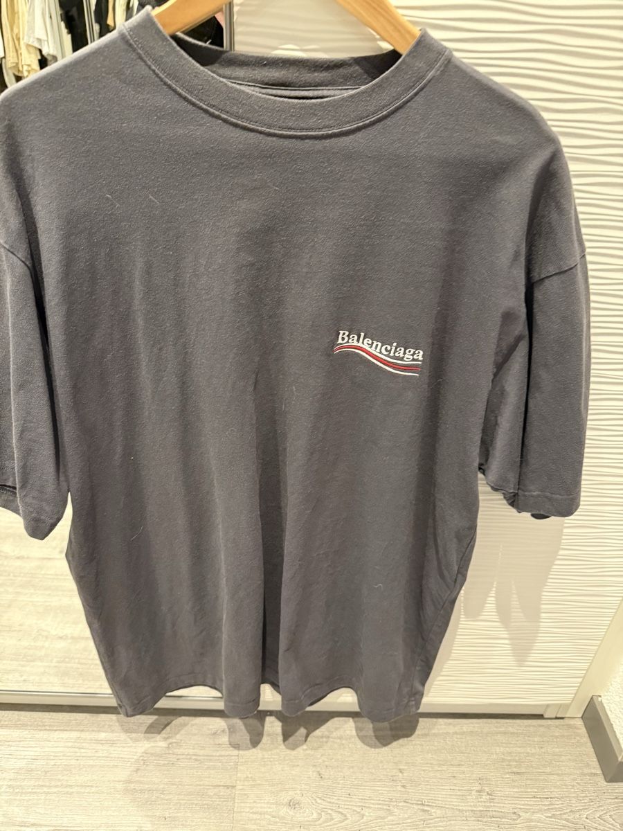 Balenciaga T-Shirts: Balenciaga logo t-shirt M – Gebraucht aus Giubiasco von Darkemperor