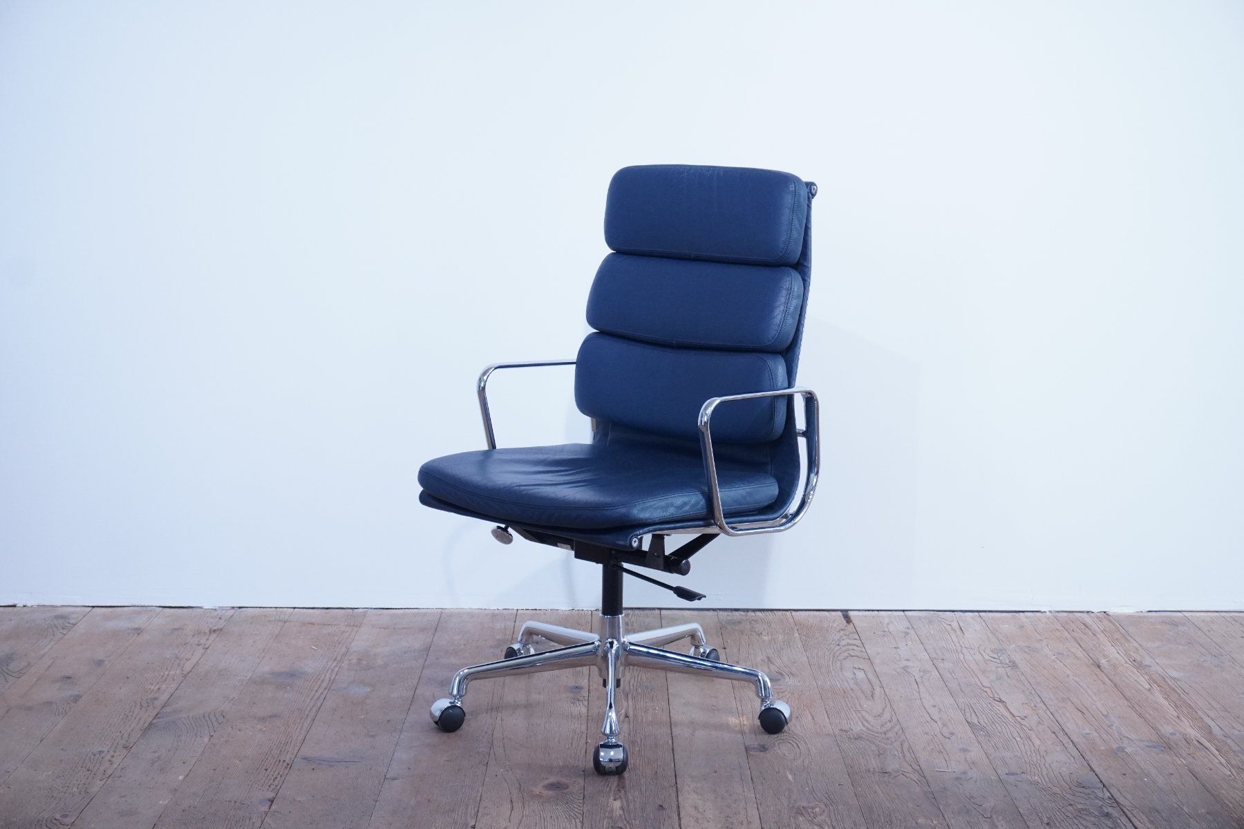 Vitra Chaises: Vitra Eames Soft Pad EA219 Leder dunkelblau – D'occasion à Bad Zurzach par QLASSIQ 3