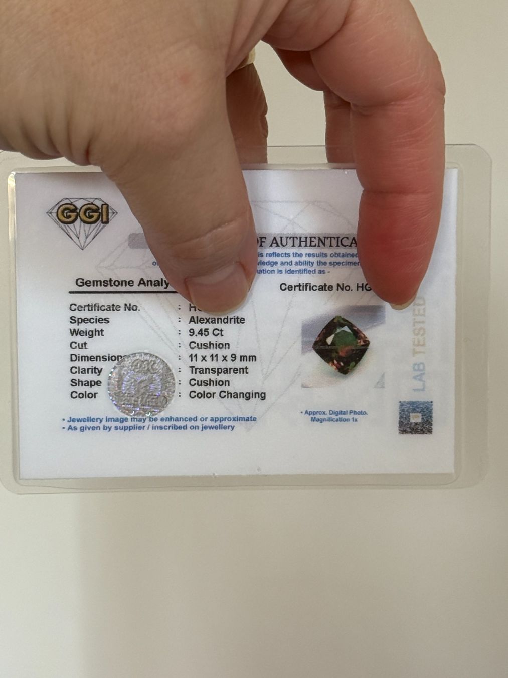 Minerali & Pietre curative: Cushion Cut Multi Color Changing 9.45 Ct – Nuovo e nell'imballaggio originale da Genève venduto da AWWA 9