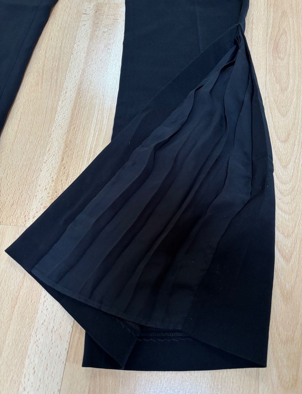 Kookai Pantaloni: Kookai - Schlaghose mit Chiffon-Einsatz - schwarz - Gr. 38 – Usato da Zofingen venduto da Justizia_01 1