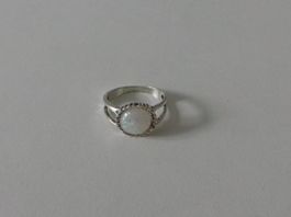 Ring silberfarbig, runder Zierstein U56