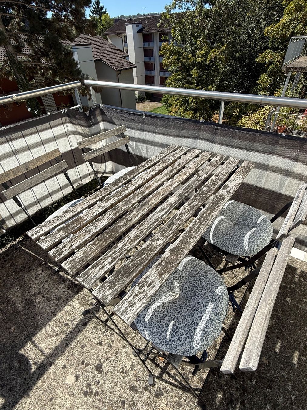 Ikea Set di tavolo e panche: Balkonset Holztisch mit 4 Klappstühlen – Usato da Zürich venduto da ame_r6dk 3