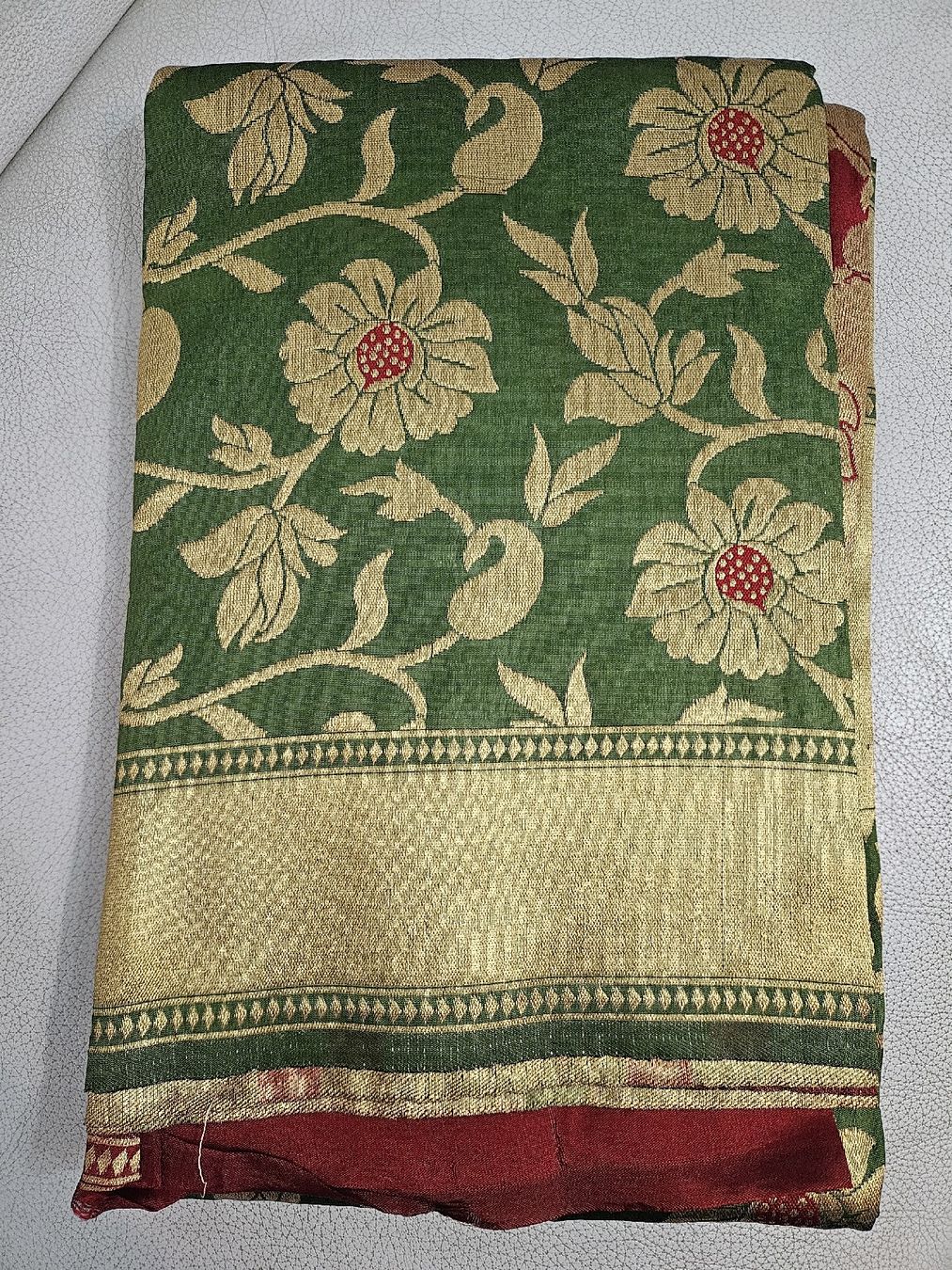 Vestiti: Green and red silk saree – Nuovo e nell'imballaggio originale da Les Acacias venduto da minnie6 2