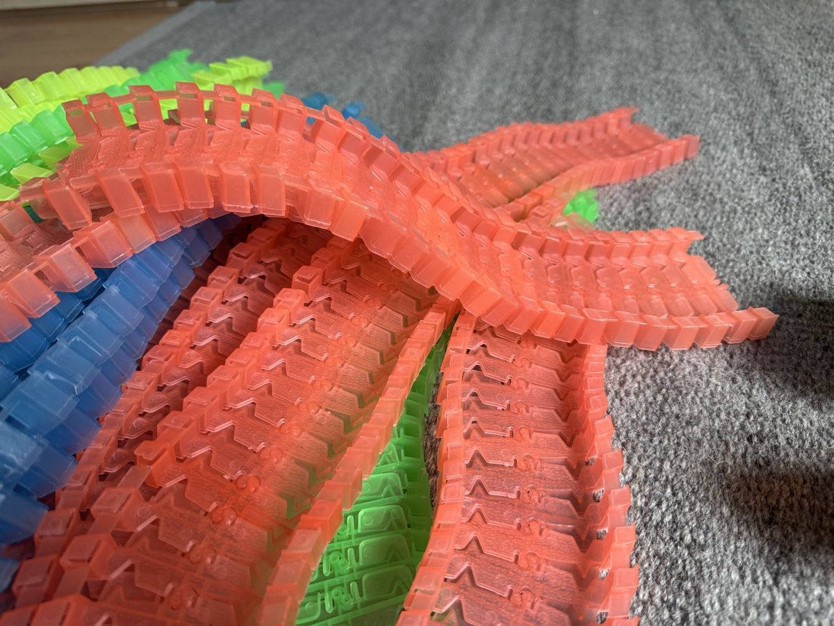 Spielzeuge: Flexible Auto-Rennbahn – Gebraucht aus Rüti ZH von make 3
