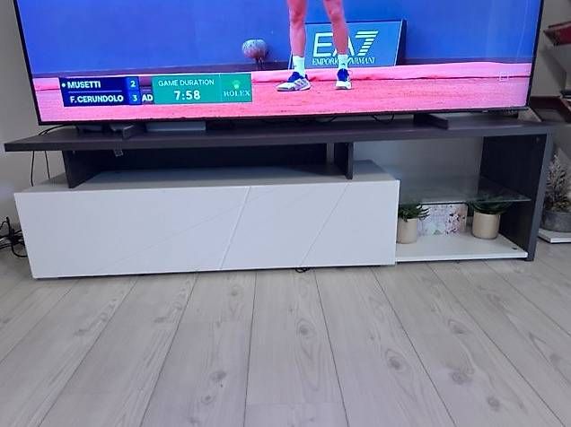 Meubles TV: TV Stand – D'occasion à Le Grand-Saconnex par lol_zs8k