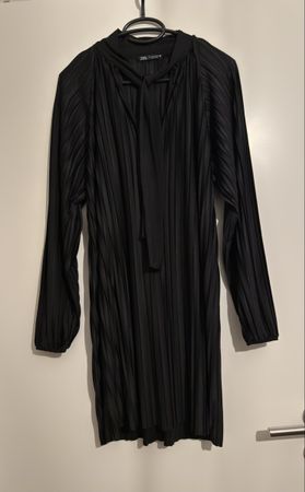 ZARA Kleid schwarz Faltenstoff