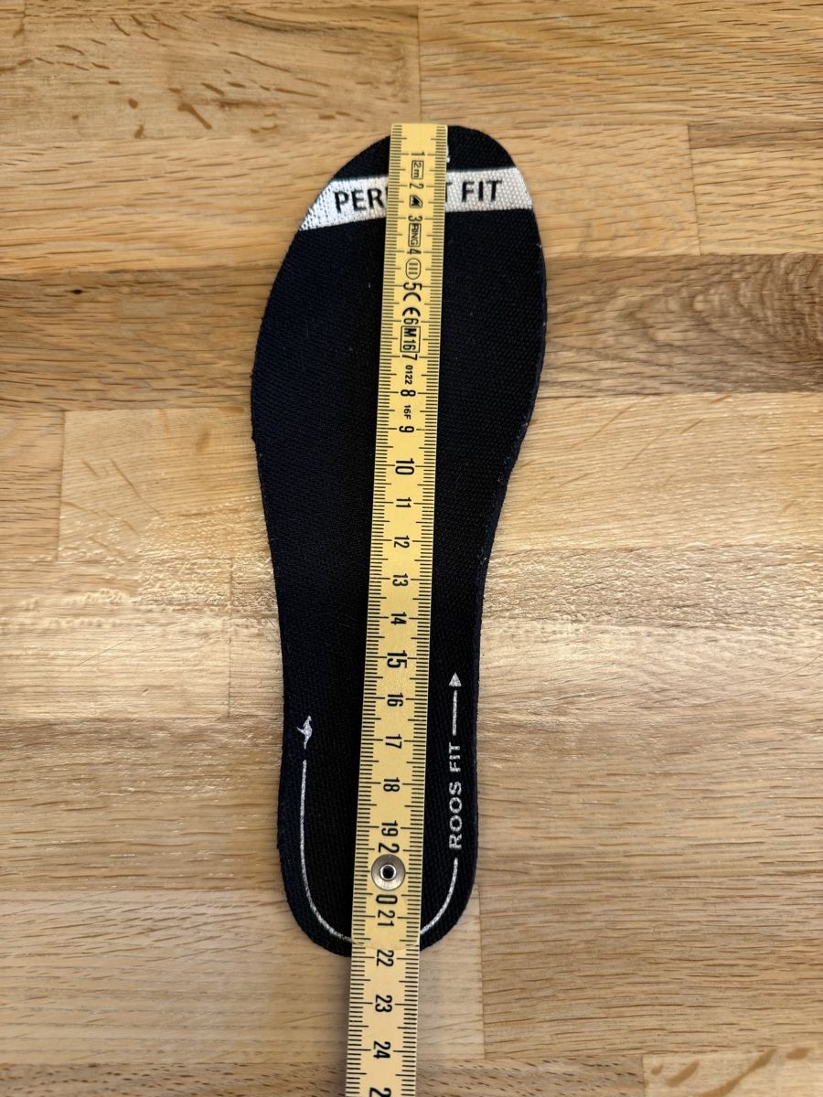 Schuhe für Mädchen: Sehr gut erhaltene Hallenturnschuhe – Gebraucht aus Hersiwil von Sheila1986 2