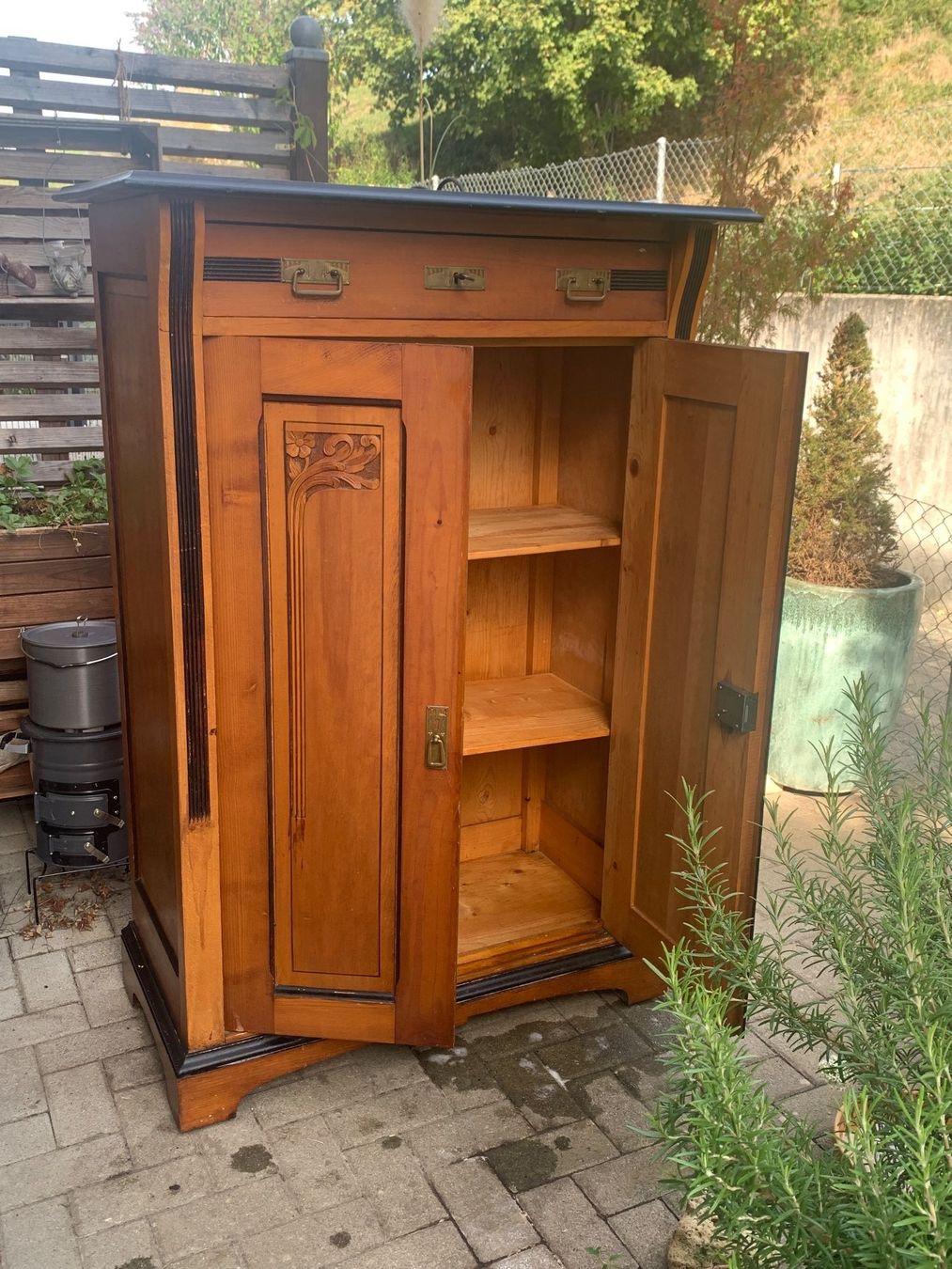 Armoires: Holzschrank antik – D'occasion à Lätti par Cashmere07 1