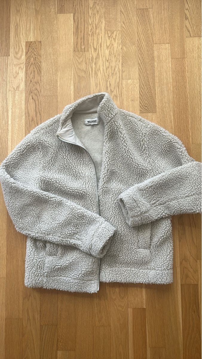 Weekday Giacche: Weekday Fleece Jacket Grey Size L – Usato da Brittnau venduto da iBazuka