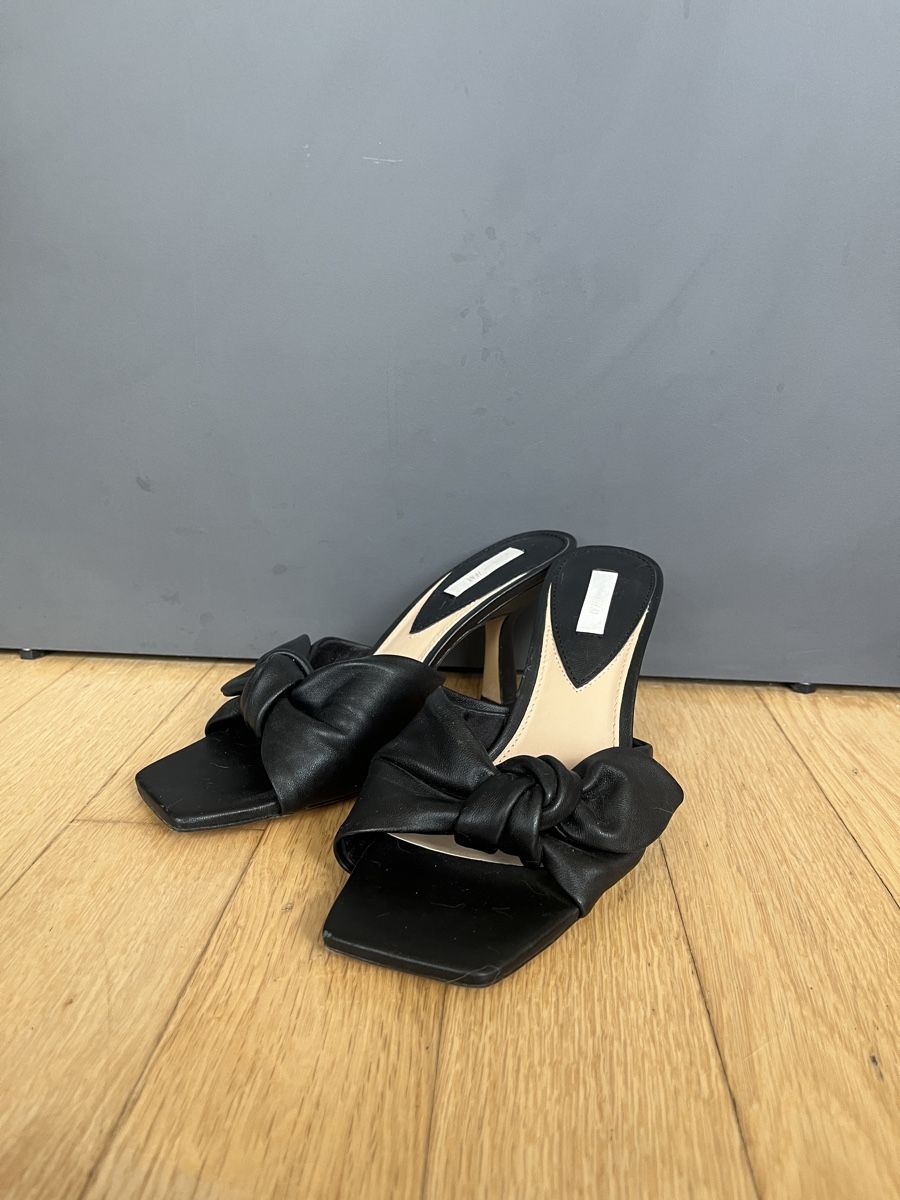 H&M Scarpe da donna: Leder-Pantoletten  – Usato da Allschwil venduto da MaloseS08