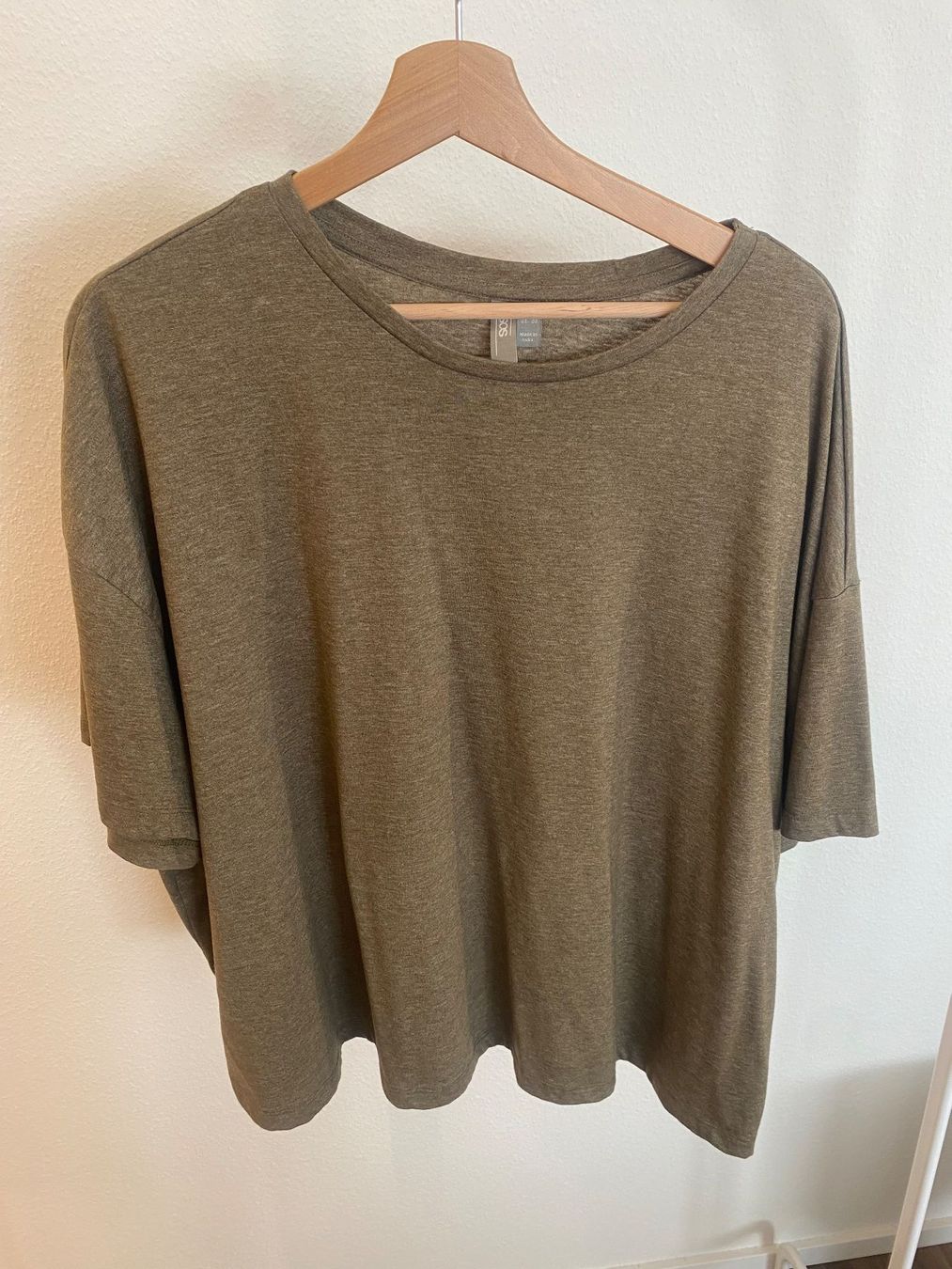 Asos T-Shirts: Asos T-Shirt oliv Gr. 52 – Gebraucht aus Pratteln von a23_j2gs 1