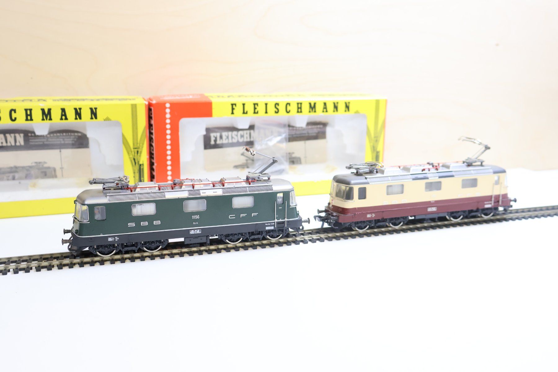 Fleischmann Modelleisenbahnen: Fleischmann 2 x SBB Re 4/4 E-Loks - H0 DC - 4341/4340 – Gebraucht aus Winterthur von Monstera 4