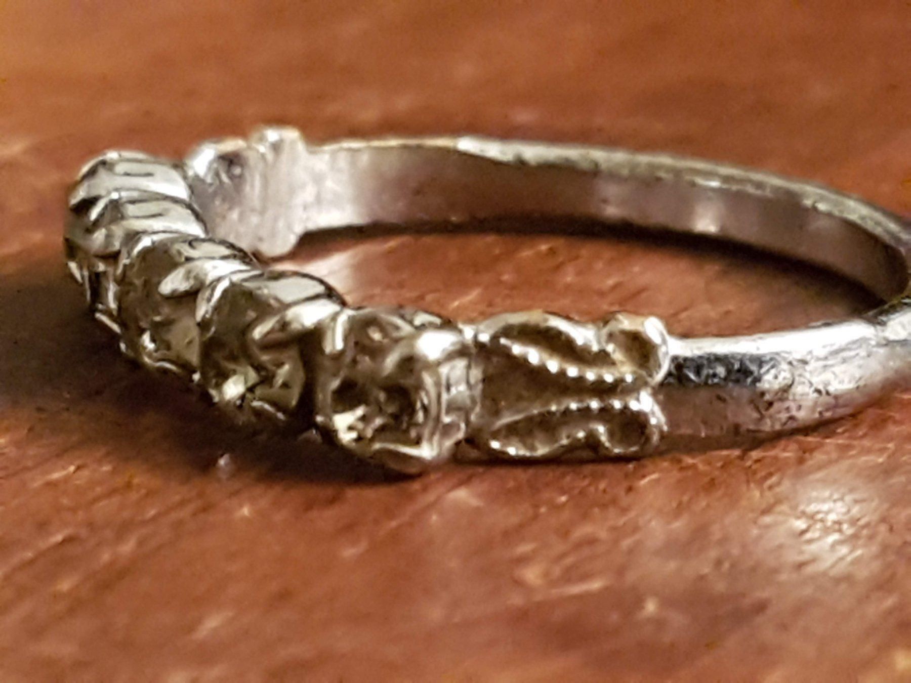 Anelli: Ring Modeschmuck mit 5 Steinchen silberfarben, antik wirkend – Usato da Ettingen venduto da Maranathatalitha