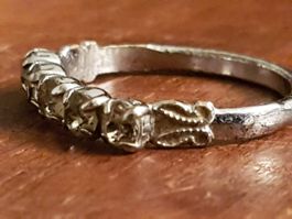Ring Modeschmuck mit 5 Steinchen silberfarben, antik wirkend