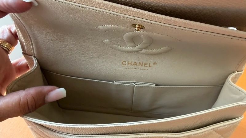 Chanel Borse da donna: Classic Timeless Double Flap Medium Beige Caviar Leather  – Usato da Münchenstein venduto da watchpatrol 4