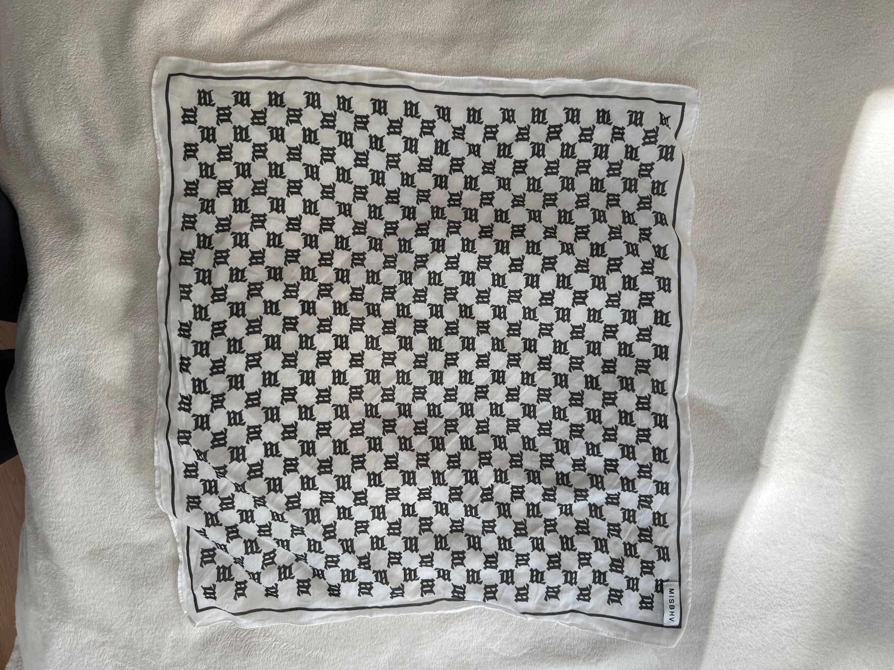 Foulards & écharpes: MISBHV Monogram Schal Weiss/Schwarz – Neuf (Voir description) à Liestal par ant_c2j9 4