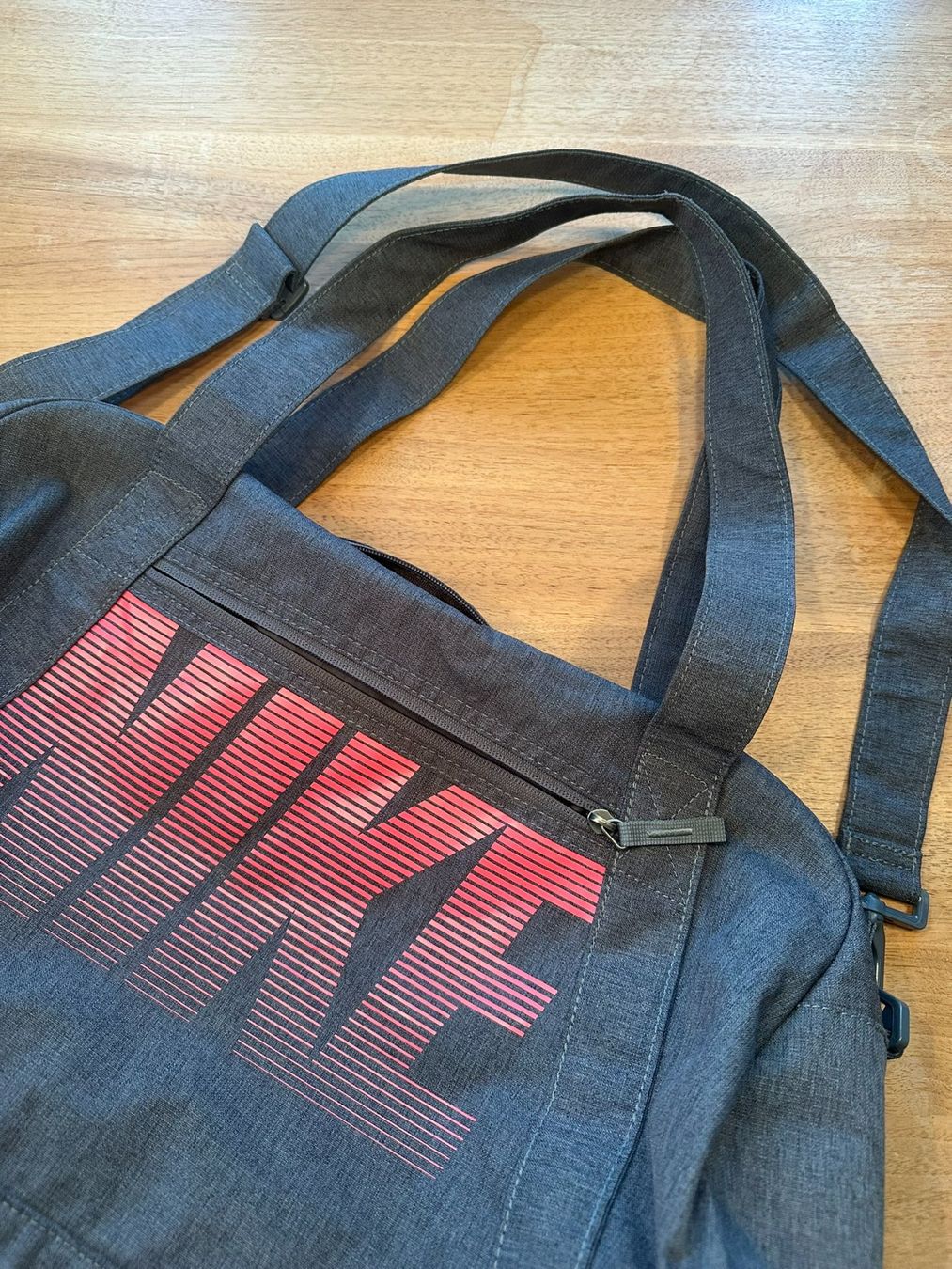 Nike Borse da donna: Sporttasche von Nike – Usato da Egolzwil venduto da l_v5df 1