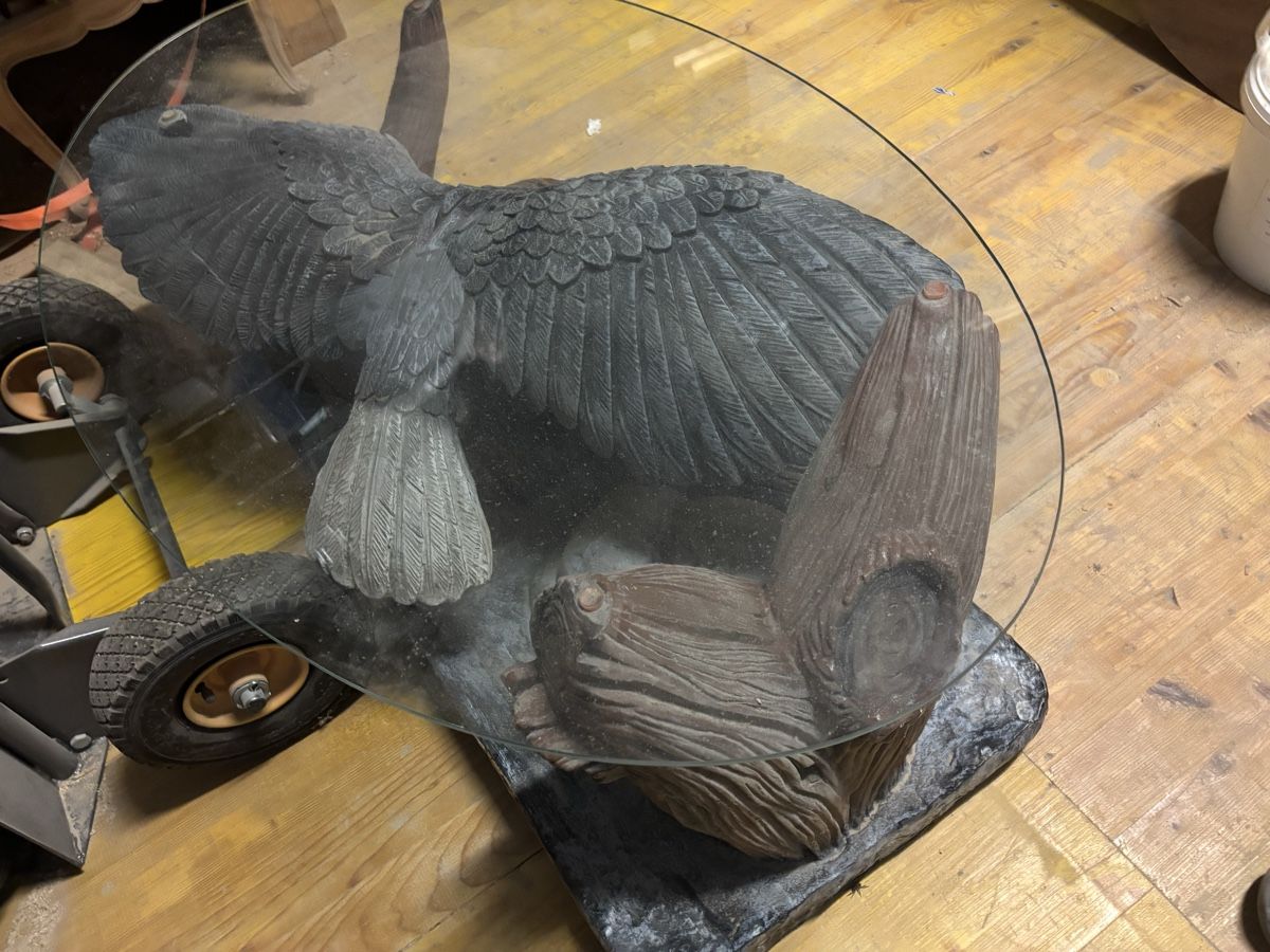 Tavoli: Table basse design unique avec aigle et plateau en verre – Usato da Sâles (Gruyère) venduto da LEALdebarras1 1