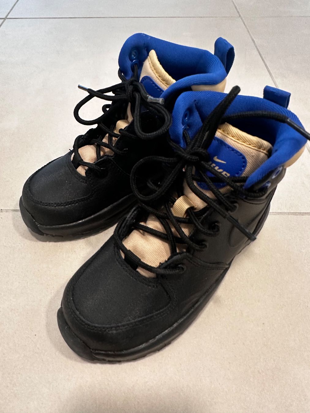 Nike Scarpe per ragazzi: Neue Nike Kinder Schuhe Gr.28 – Nuovo (secondo la descrizione) da Zürich venduto da bur_6jq9 1